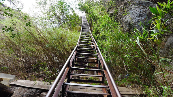 Tiger Leaping Gorge Middle Gorge Track (The Sky Ladder)